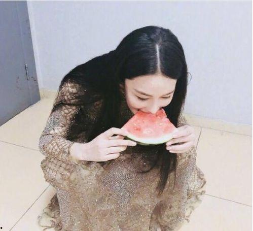 网红吃瓜换衣服图片高清 第2张 网红吃瓜换衣服图片高清 第2张